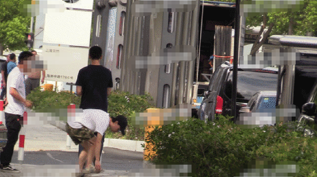 35岁朱亚文化身“老烟民”，街边吸烟气势足，抽完举动令网友惊讶