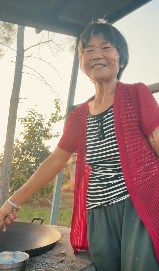 湖南女孩被誉为抖音“余华”，文笔细腻回忆童年，外婆是唯一女主