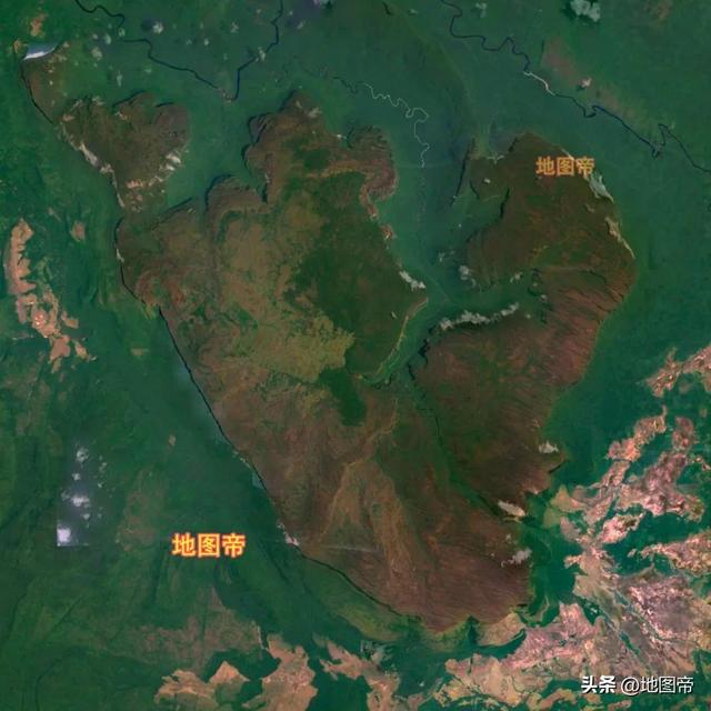 平顶的山脉，是如何形成的？面积相当于新加坡