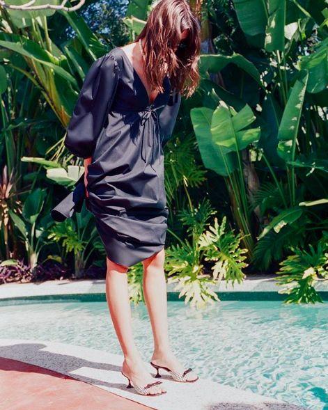 拖鞋要带点跟才好看