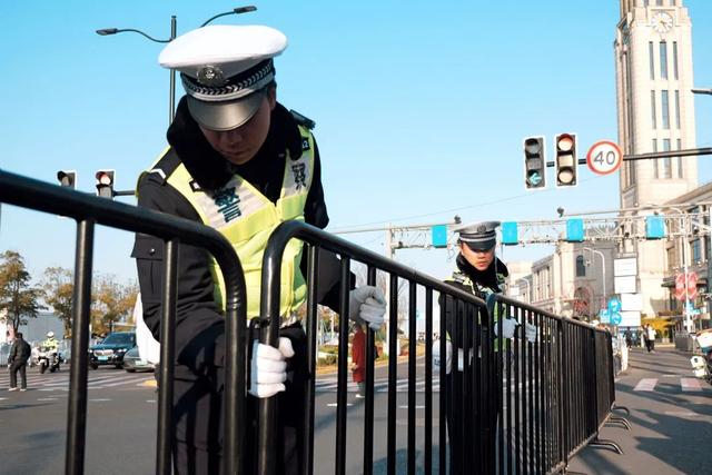 跨年烟花下,那些守护者们的“微光”同样“闪耀”