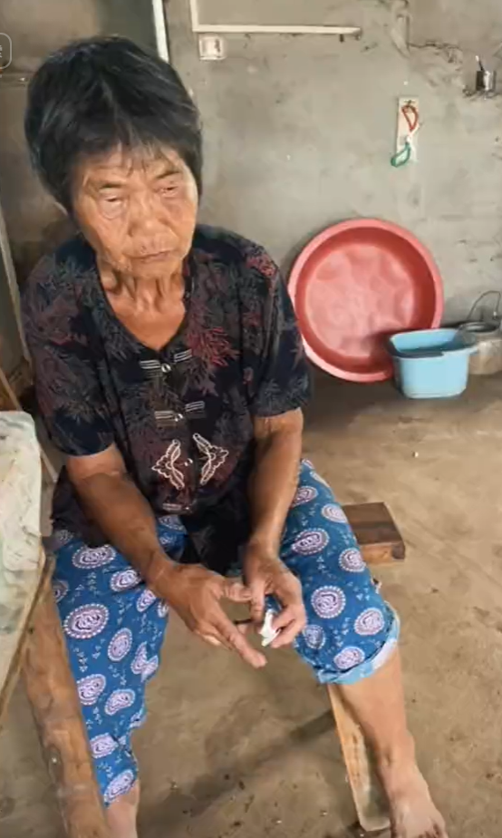 湖南女孩被誉为抖音“余华”，文笔细腻回忆童年，外婆是唯一女主