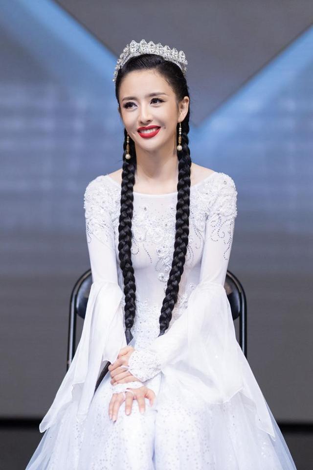 很多人以为佟丽娅是维吾尔族,其实跳新疆舞的她,是锡伯族