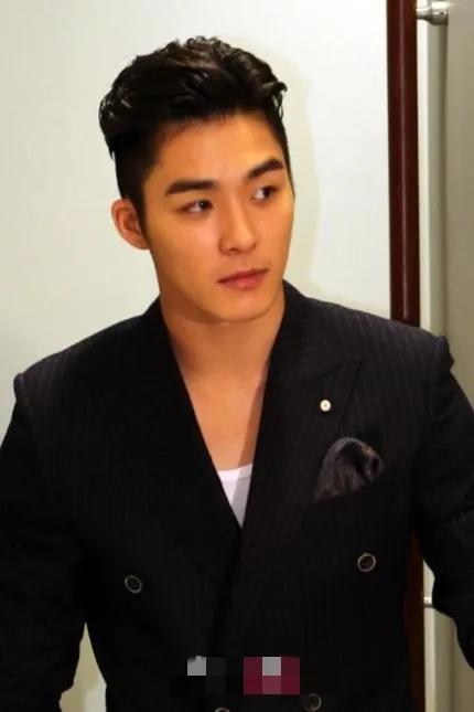 他出身单亲家庭，因《欧若拉公主》走红，却也因丑闻险被冷藏。