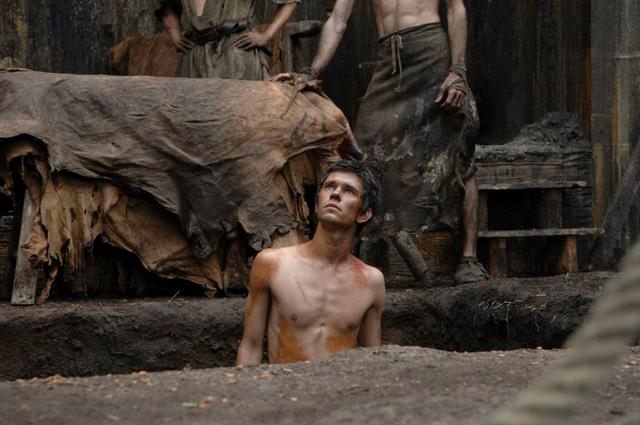 《香水》：嗅觉天才26场“香艳”谋杀，揭开资本追逐下的人性虚无