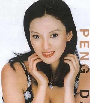 彭丹三级电影(魔鬼身材彭丹，被称三级片“波神”，却转型为国际经济研究院院长)