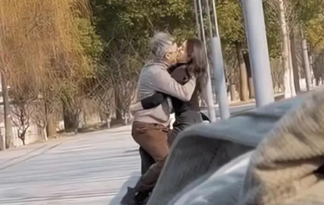 白发老人和美女公园约会，激情相拥：起码相差了30岁