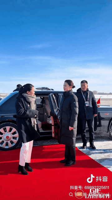 最美女保镖没绷住笑了！泰总理临行前特意招呼严月霞，果然不一般