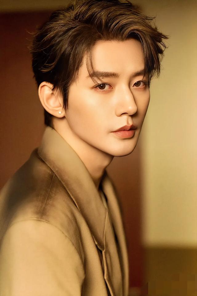 邓为叶十七来袭！帅到让你屏息！ • 理由：直接突出邓为的帅气