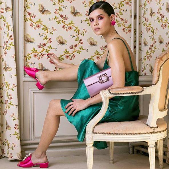 拖鞋要带点跟才好看