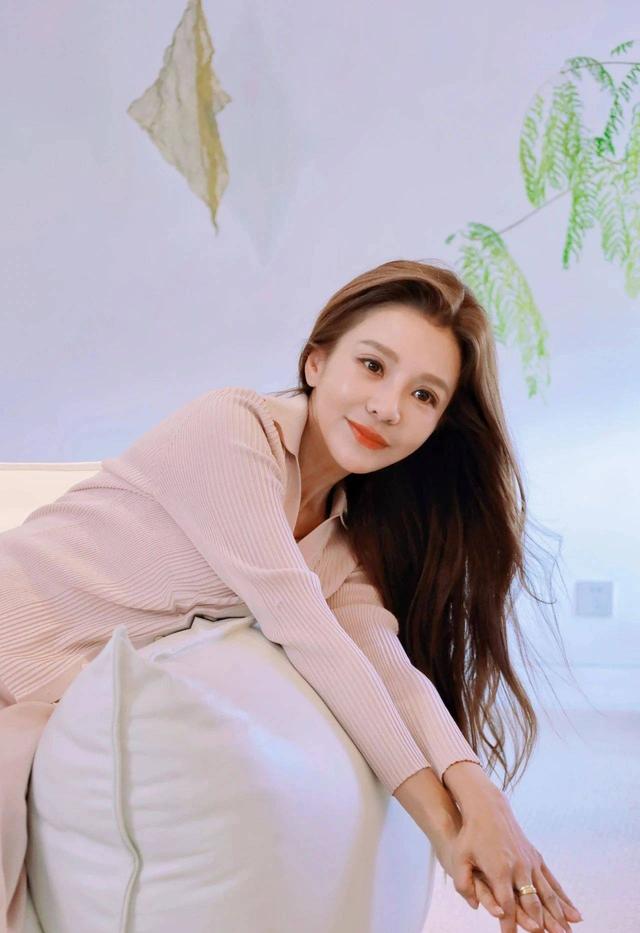 元宵晚会小撒太搞笑了，朱迅疑整容五官大变，51岁看着像20岁姑娘