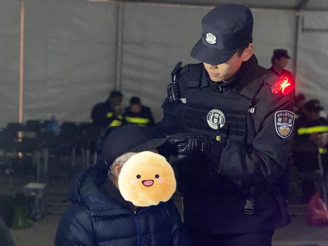 跨年烟花下,那些守护者们的“微光”同样“闪耀”