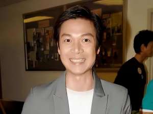 林超荣(知名港星满头白发出镜自觉年龄大不愿染发，出轨港姐事业尽毁)