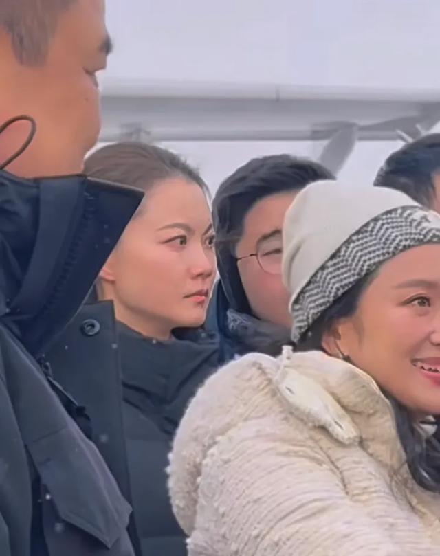 最美女保镖没绷住笑了！泰总理临行前特意招呼严月霞，果然不一般