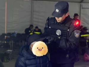 守护者们(跨年烟花下，那些守护者们的“微光”同样“闪耀”)