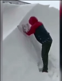 三名男子自从炸过一次粪坑后上瘾,从此一发不可收拾,还录下来日后“欣赏”