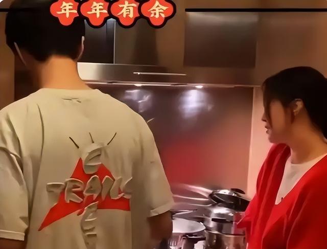43岁范冰冰和弟弟豪宅做饭，范丞丞亲自下厨，姐弟之间的感情真好