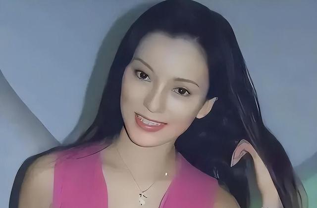 魔鬼身材彭丹，被称三级片“波神”，却转型为国际经济研究院院长