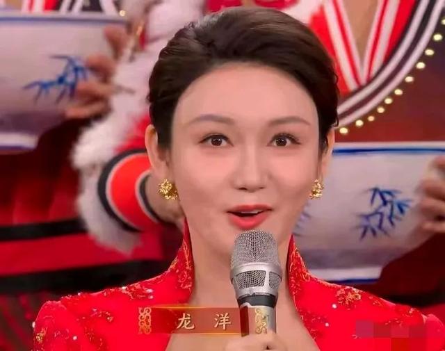 元宵晚会小撒太搞笑了，朱迅疑整容五官大变，51岁看着像20岁姑娘