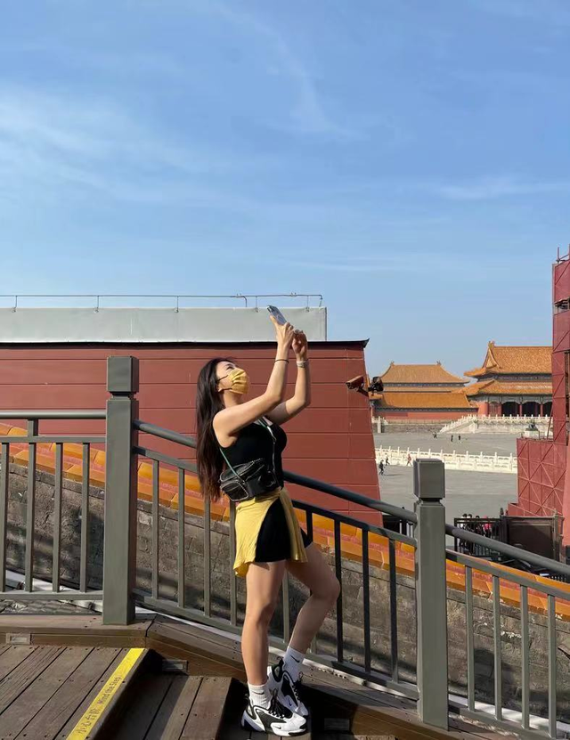 海一天夫妇同游故宫大秀恩爱!老婆穿紧身背心,白皙丰腴美腿瞩目