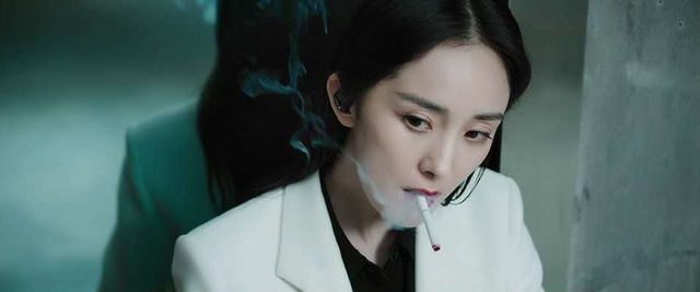 杨幂新电影演反派女一，抽烟打戏样样带感，可惜眼窝深陷显老态