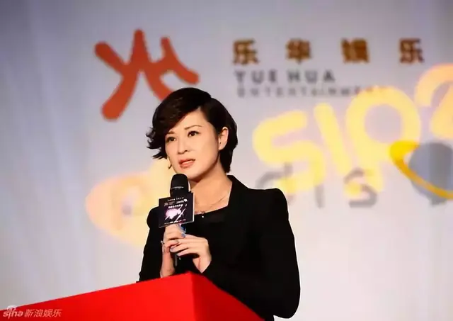 王一博曾被前经纪人黑脸翻白眼，签字现场3次回头问话被无视