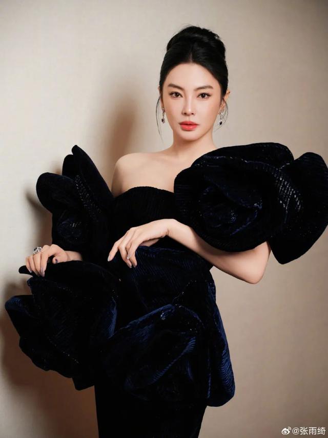 张雨绮男友晒合照官宣恋情，网友：从法国排到你了？