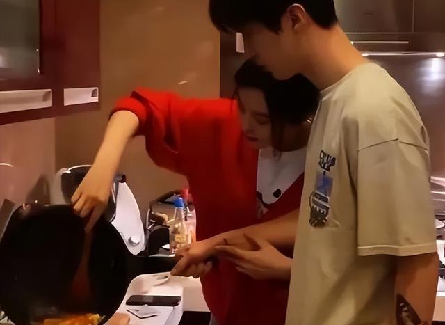43岁范冰冰和弟弟豪宅做饭，范丞丞亲自下厨，姐弟之间的感情真好