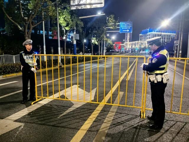 跨年烟花下,那些守护者们的“微光”同样“闪耀”