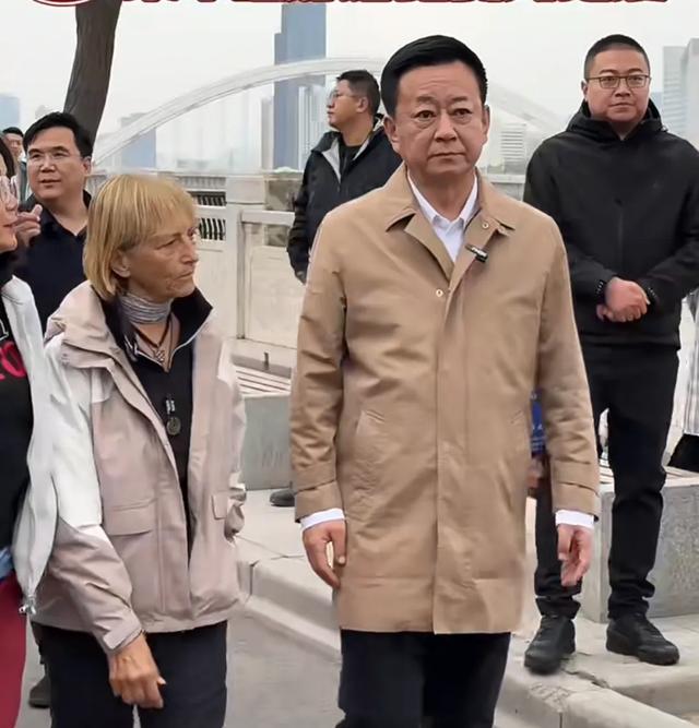 央视主持朱军罕见露面，断崖式衰老令人唏嘘，赢了官司事业却毁了