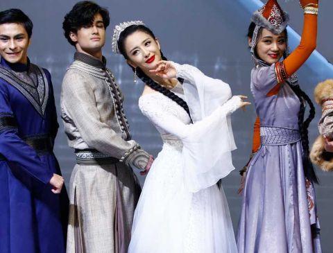 很多人以为佟丽娅是维吾尔族,其实跳新疆舞的她,是锡伯族