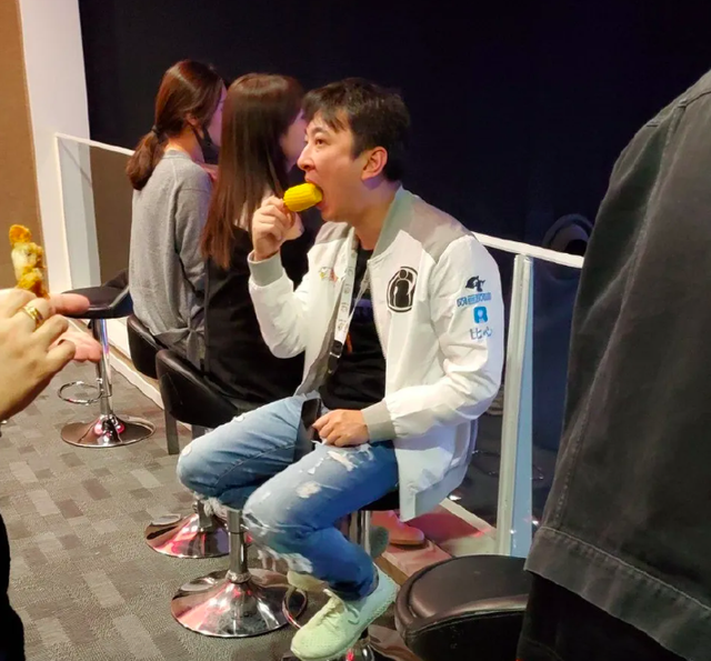 揭露真实的王思聪，舔狗的生活很接地气，喝酒爱划拳，喜欢凑热闹