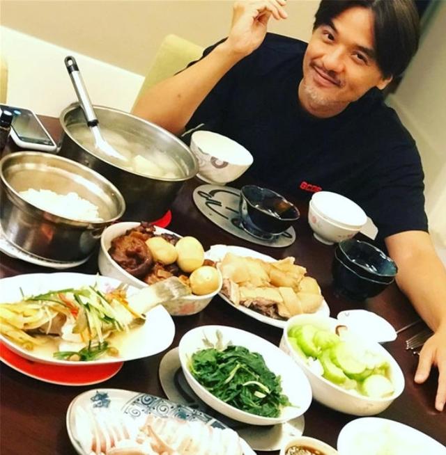 舒淇夫妇罕同框，老婆在旁冯德伦却不避嫌，紧搂林熙蕾合影好享受