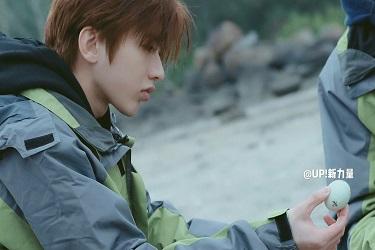 蔡徐坤下乡赶鸭子,这个爱豆这么好玩的吗?