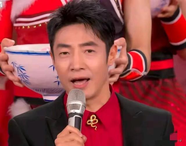 元宵晚会小撒太搞笑了，朱迅疑整容五官大变，51岁看着像20岁姑娘