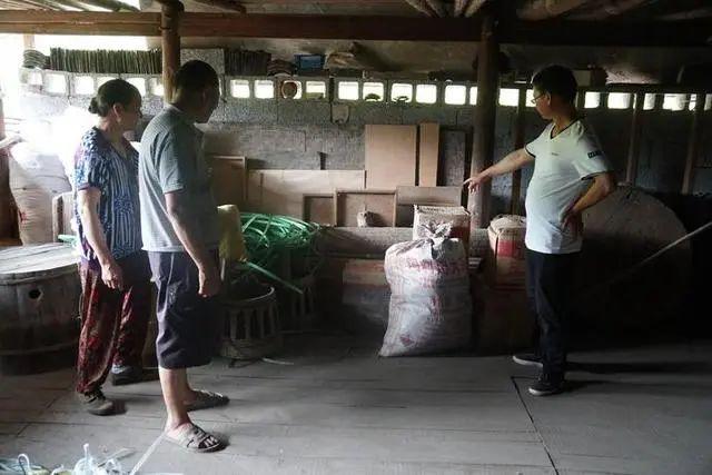 邻居全搬走了,浙江一家人30年来却守着一栋黄泥房,有什么秘密?