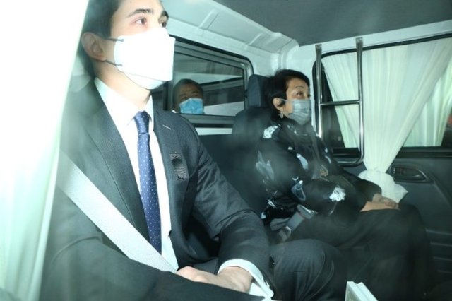 利孝和夫人低调出殡,葬于老公墓位旁边,外孙手捧遗像神情哀伤