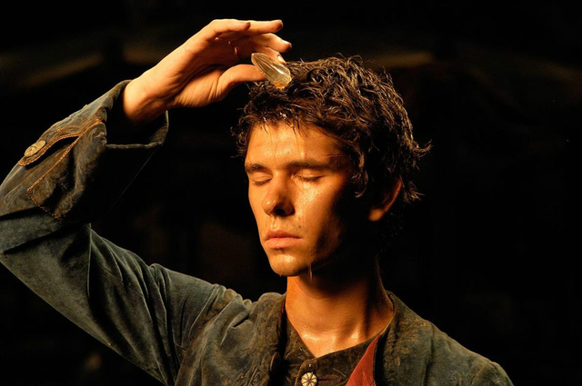 《香水》：嗅觉天才26场“香艳”谋杀，揭开资本追逐下的人性虚无