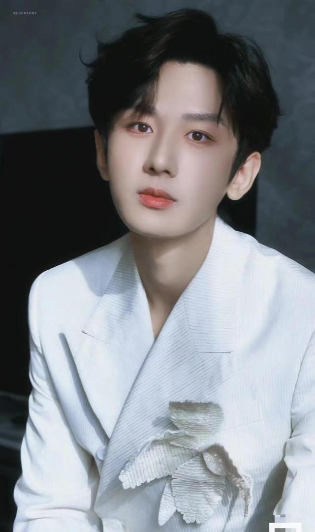 陈晓怎么都想不到，当初身边的小跟班，如今已成了古装“顶流”