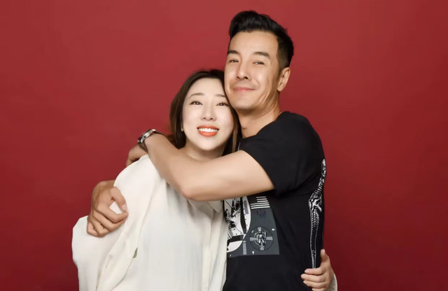 海一天夫妇同游故宫大秀恩爱!老婆穿紧身背心,白皙丰腴美腿瞩目