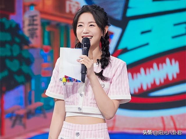 大瓜！新人女主持遭湖南卫视打码，被曝高调交往许嵩，刚红就出走