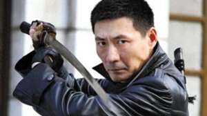 燕双鹰英雄(《孤胆英雄：燕双鹰的传奇人生》)