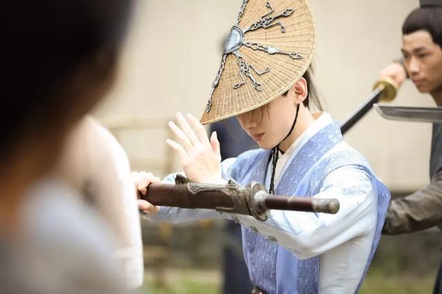 白敬亭演顾南衣被赞“神仙选角”，颜值高就适合演古装剧吗？