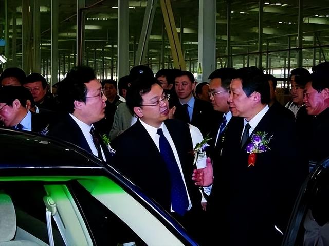 王传福：13岁丧父15岁丧母，嫂子卖嫁妆供上学，百亿身家不忘兄嫂