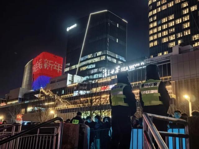 跨年烟花下,那些守护者们的“微光”同样“闪耀”