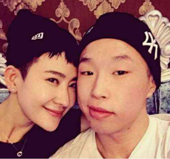 他因脸上有麻子被赐名烧饼，13岁德云社出道，今变肌肉男娶娇妻