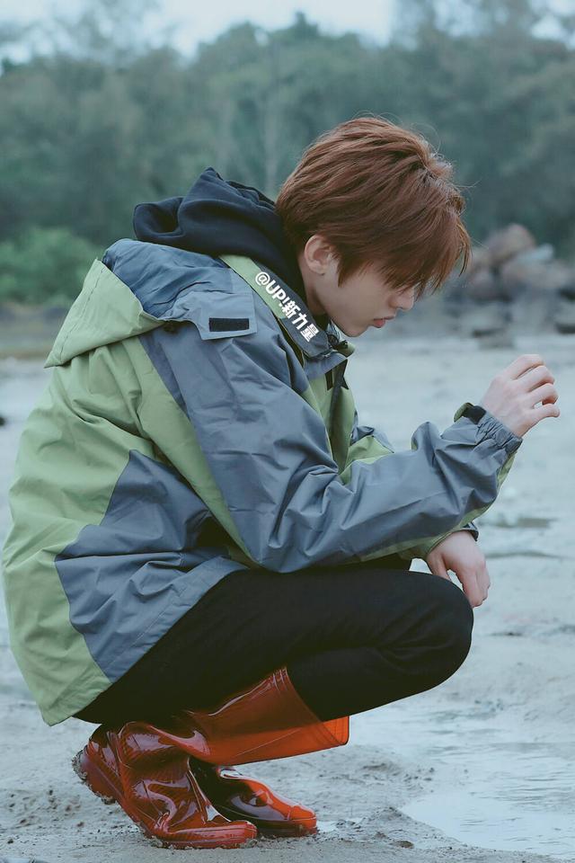 蔡徐坤下乡赶鸭子,这个爱豆这么好玩的吗?