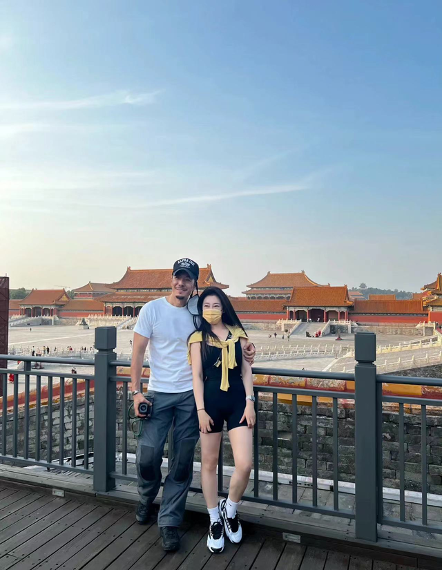 海一天夫妇同游故宫大秀恩爱!老婆穿紧身背心,白皙丰腴美腿瞩目