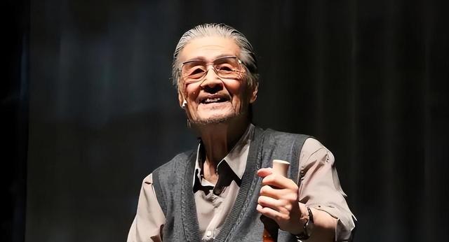 蓝天野：前半生是地下尖兵，后半生是戏剧演员，94岁获七一勋章