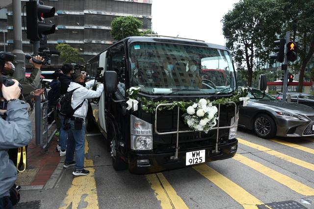 利孝和夫人低调出殡,葬于老公墓位旁边,外孙手捧遗像神情哀伤